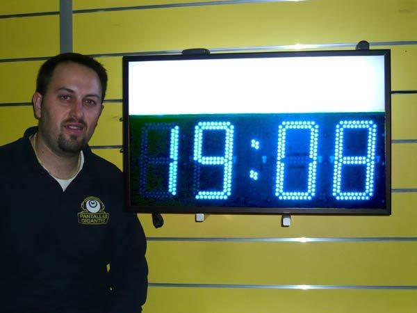 Relojes publicitarios con patrocinio RT20 azul de 71x43 cm