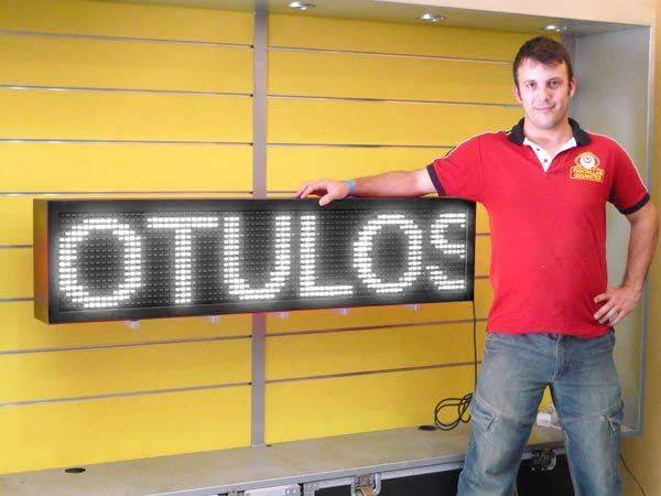 Oferta de pantallas con led blancos de 110x32 cm. Mod. 25X  P16 de 64x16 px