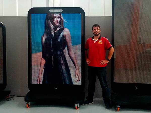 Oferta de mupi publicitario led de 112x160 cm. P5 mm. con base móvil