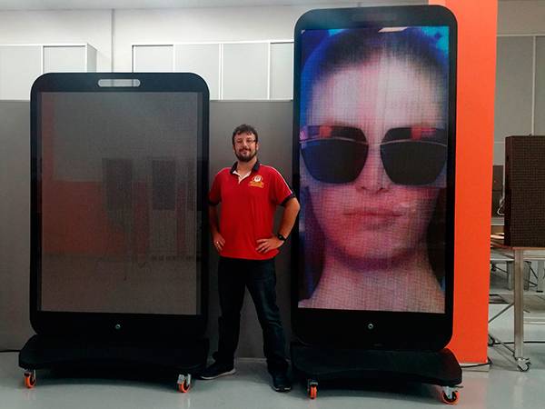 Oferta de tótem publicitario con pantalla led de 96x192 cm P5mm. base móvil