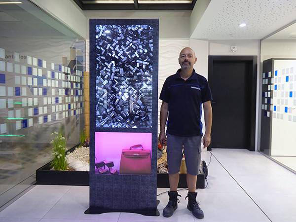 Totem Expositor LED con pantalla de 49