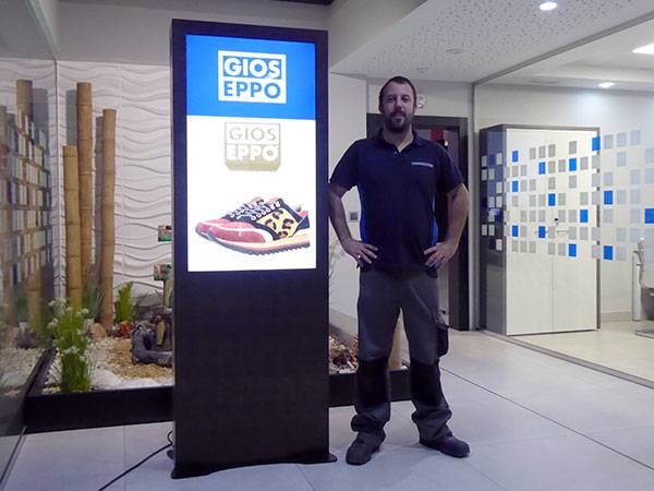 Totem digital para tiendas 43